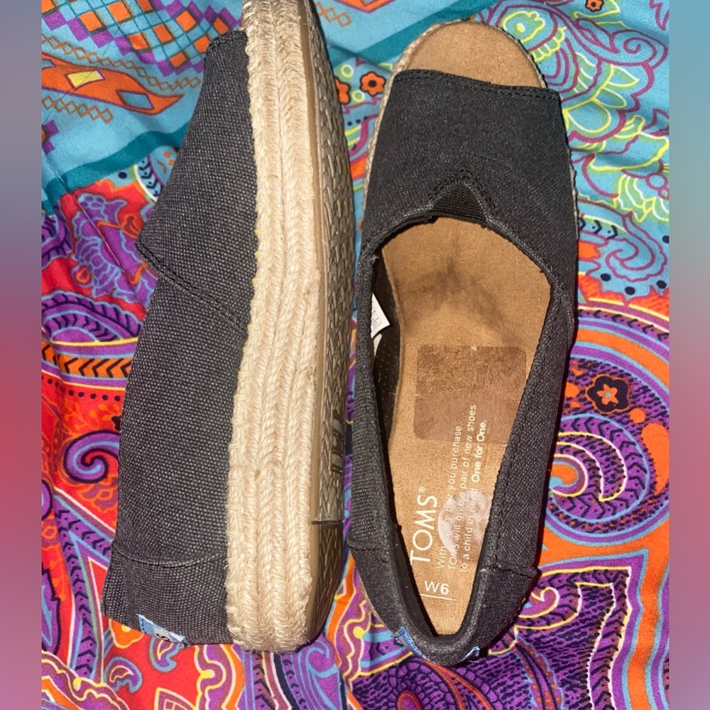 RARE. BNWB TOMS open toed espadrilles